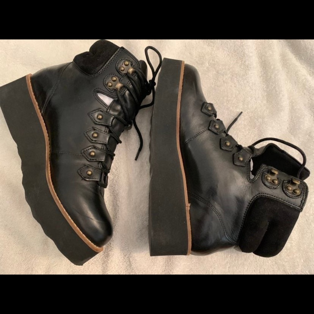 Lace-up lug boots